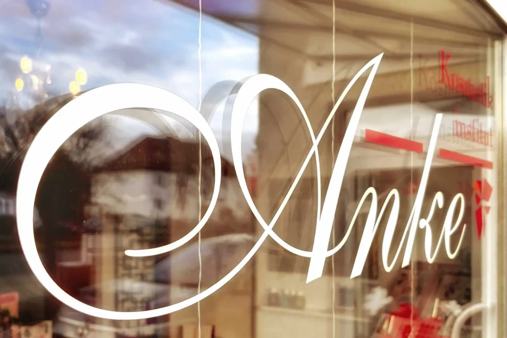 Kosmetikinstitut Anke - Brandenburg - Wir haben Liebe in unseren Händen. -Aussenaufnahmen Salon - Schaufenster Logo